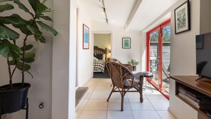 Interior - Petersons Wines Dairy Cottage with Free Wine Tasting (Pokolbin)