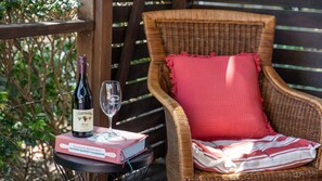 Property grounds - Petersons Wines Dairy Cottage with Free Wine Tasting (Pokolbin)