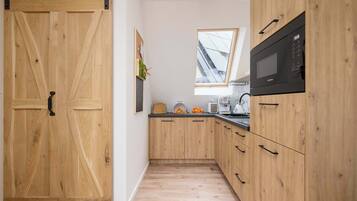 Refrigerador, microondas, placa de cocina, lavavajillas