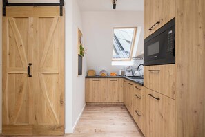 Kühlschrank, Mikrowelle, Herdplatte, Geschirrspüler