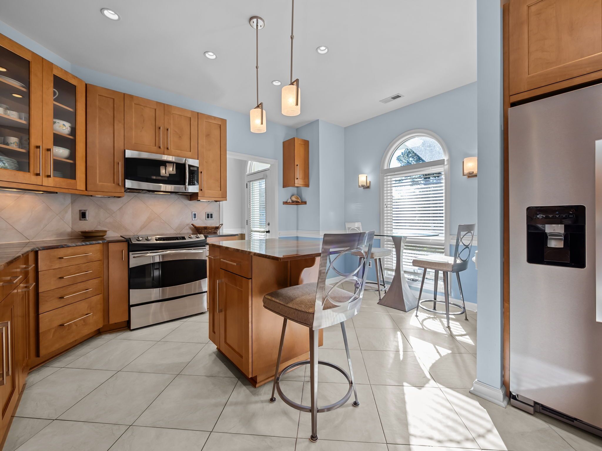 Frigorífic, microones, forn i placa de cuina 