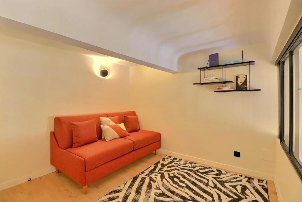 TV connectée, livres, espaces bureaux