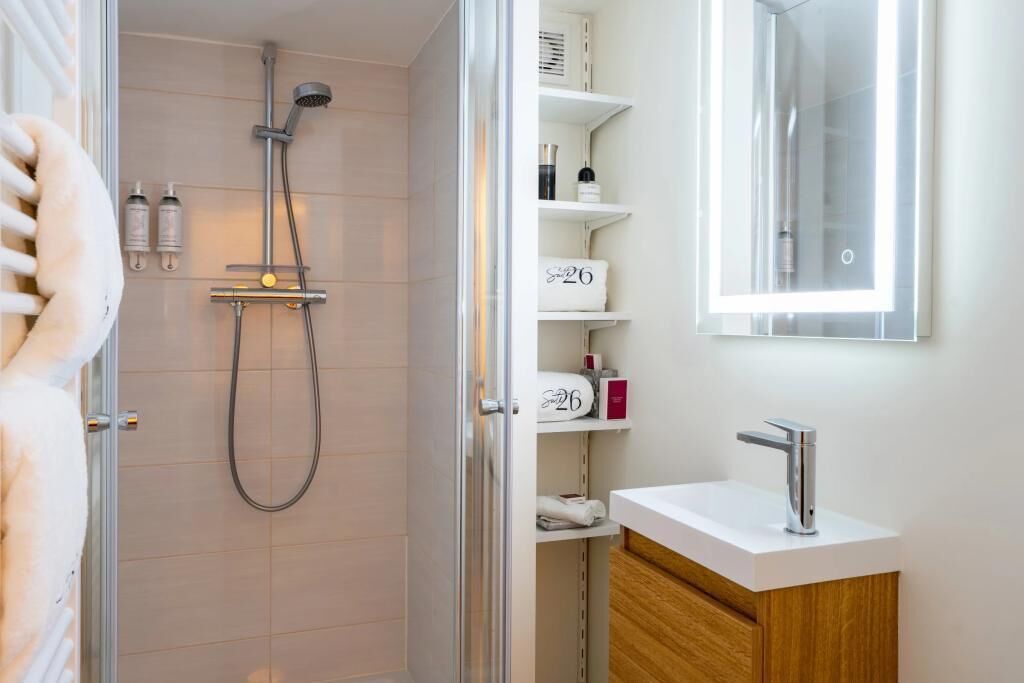 Douche, sèche-cheveux, serviettes fournies
