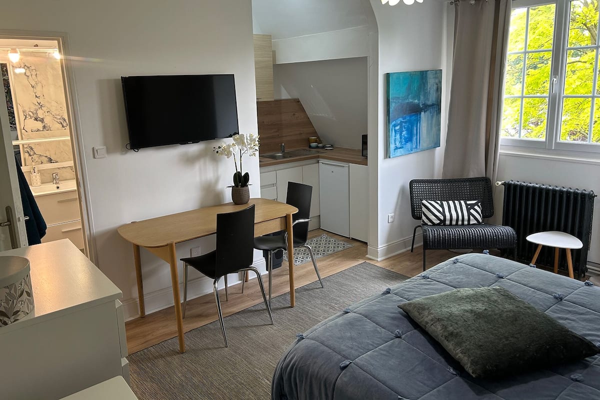 Superior Studio, Garden View - Peace | Meja, ruang kerja komputer riba, langsir/tirai gelap terus