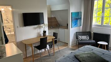 Superior Studio, Garden View - Peace | Meja, ruang kerja komputer riba, langsir/tirai gelap terus