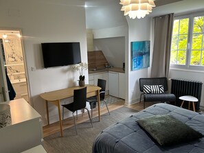 Superior Studio, Garden View - Peace | Bureau, espace de travail pour ordinateurs portables