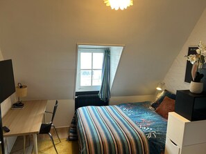 Studio Comfort - Joy | Escritorio, espacio para trabajar con laptop y cortinas blackout 