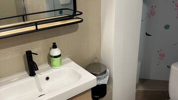 Comfort Double Room, Garden View - Love | Bilik Mandi | Pancuran mandi, pengering rambut, tuala disediakan, sabun