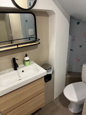 Comfort Double Room, Garden View - Love | Salle de bain | Douche, séchoir à cheveux, serviettes fournies, savon