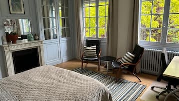 Comfort tweepersoonskamer | Een bureau, een laptopwerkplek, verduisterende gordijnen