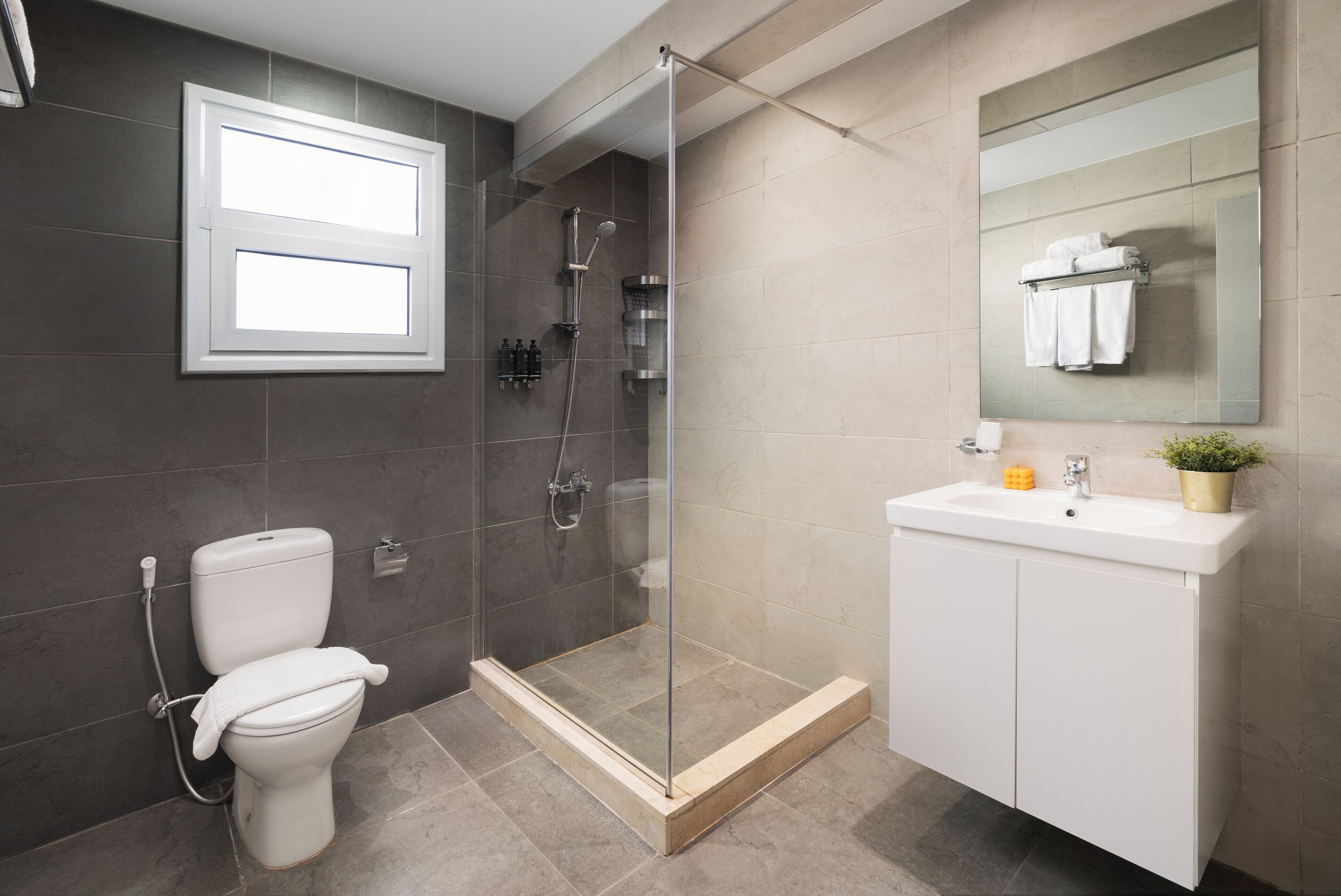 Apartamento Deluxe, 3 habitaciones, vistas a la ciudad | Baño | Ducha, secador de pelo, zapatillas y toallas