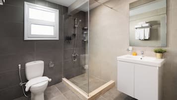 Apartamento Deluxe, 3 habitaciones, vistas a la ciudad | Baño | Ducha, secador de pelo, zapatillas y toallas