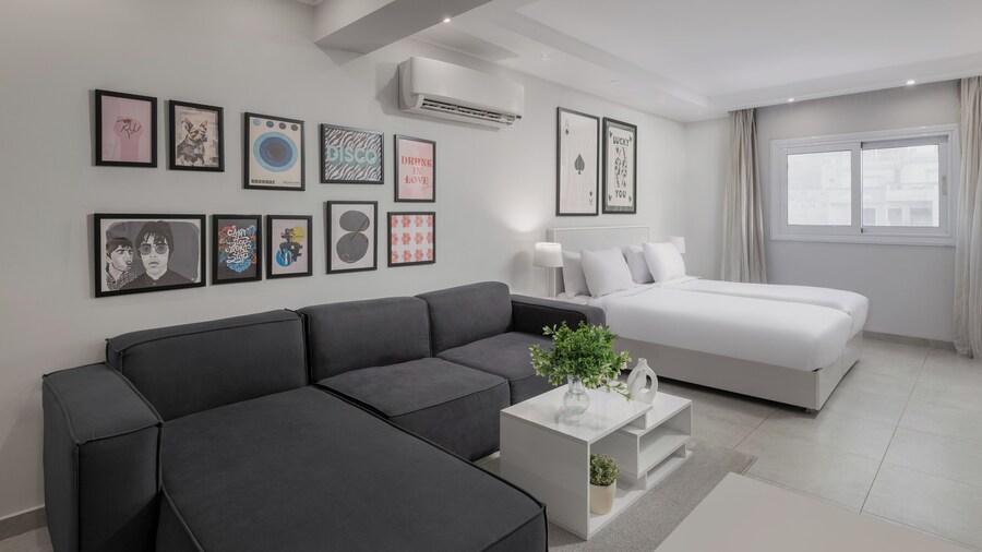 Brassbell By Pyramids Near Grand Museum