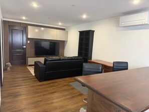 Habitación, 1 habitación, para fumadores, vista a la ciudad | Sala de estar