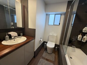 Habitación, 1 habitación, para fumadores, vista a la ciudad | Baño