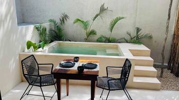 Comfort Apartment, 1 Queen Bed, Pets Allowed | Private spa tub