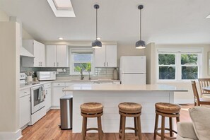 Coffee/tea maker, fridge, microwave, oven - 3/3 Canal Front Home, Private Pool, Dock (Longboat Key)