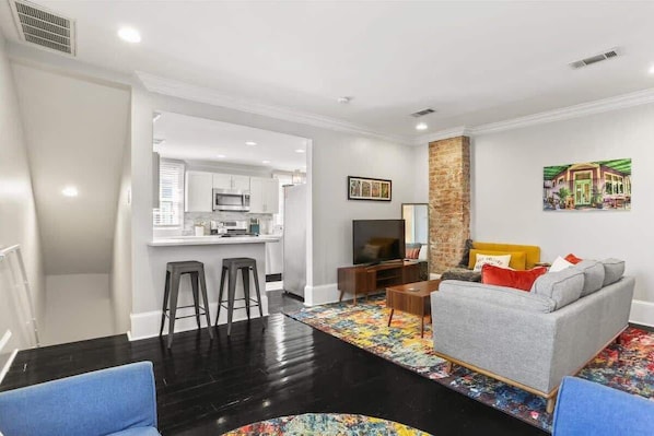 TV - New! NOLA Hideaway, Cozy 1 Bedroom Steps from FQ! (New Orleans)