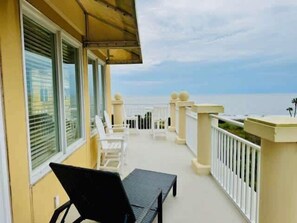 Terrace/patio - Seaside Villa- Oceanfront 3BDR with Golf Cart (Daufuskie Island)
