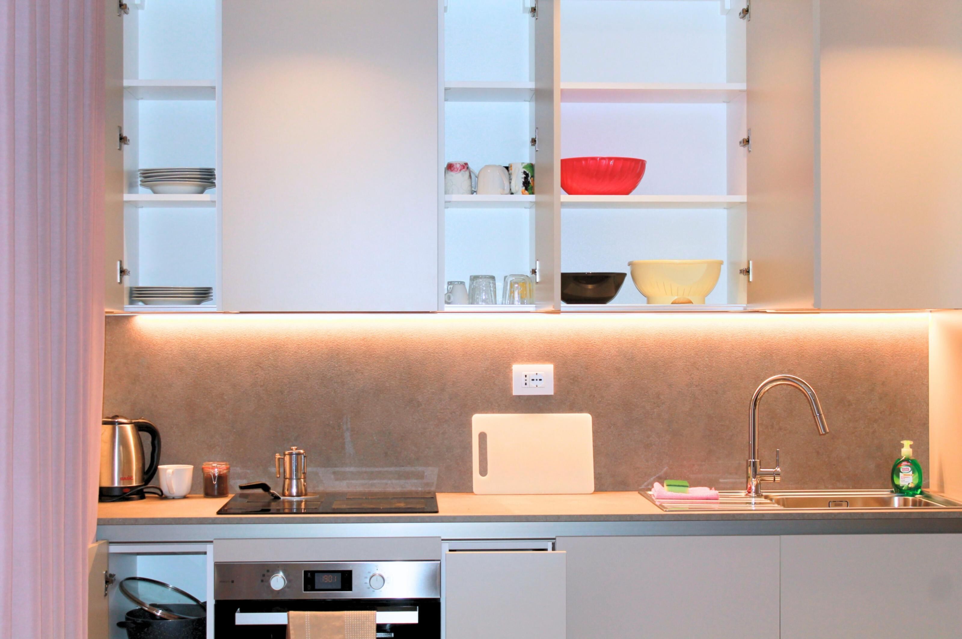 Forno, piano cottura, lavastoviglie, macchina per tè/caffè