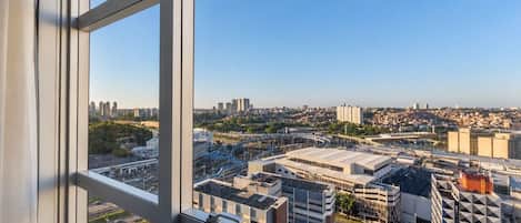 Un edificio alto con vista a un paisaje urbano a través de amplios ventanales.