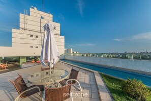 Outdoor dining - Your Complete Stay in a Building With Pool and Gym, 290m From Shopping da Bahia - Ibfs (Salvador)