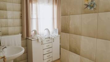 Baignoire, sĂšche-cheveux, serviettes fournies, savon