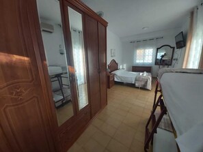 Family Room, Balcony - Habitaciones Privadas Casa Rural Arcadia (Encinas Reales)