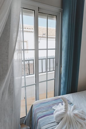 Standard Room, 2 Twin Beds, Balcony, City View