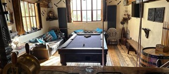 Themed 3 bedroom cottage, with bar & pool table