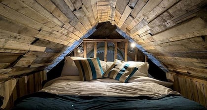 Themed 3 bedroom cottage, with bar & pool table