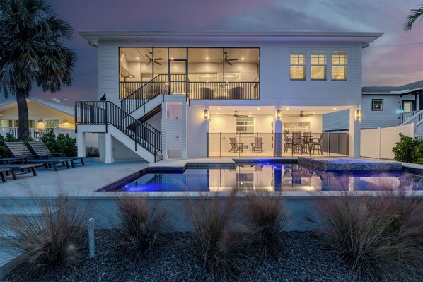 A heated pool - 🌊Private Pool | Luxury Professionally Designed Home | Turtle Time🐢 (Fort Myers Beach)