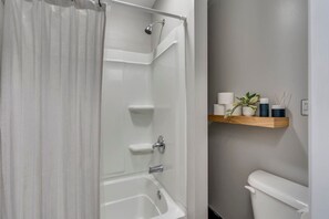 Séchoir à cheveux, serviettes fournies, savon, shampooing