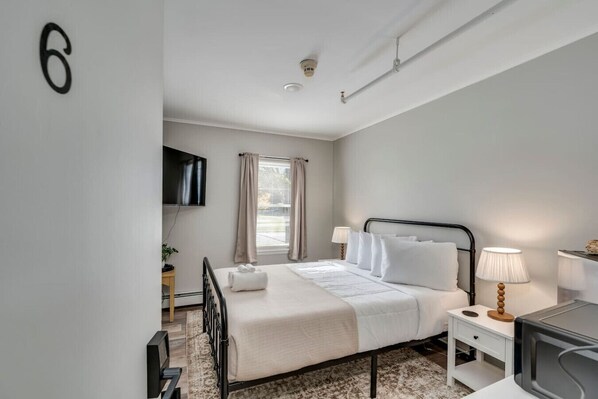 1 bedroom, free WiFi, bed sheets - The Pine Street Inn - Room 6 (Watertown)