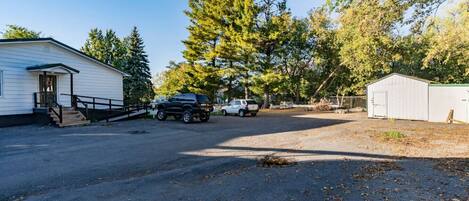 المنطقة المحيطة بالمنشأة