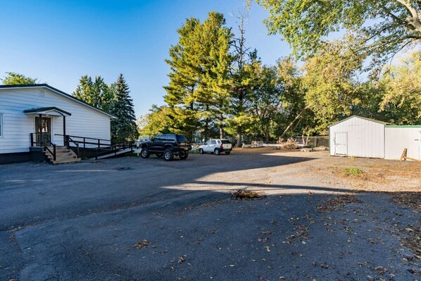 المنطقة المحيطة بالمنشأة