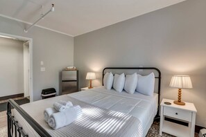1 bedroom, free WiFi, bed sheets - The Pine Street Inn - Room 5 (Watertown)