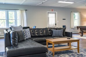 TV, ping pong - The Pine Street Inn - Room 4 (Watertown)