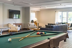 TV, ping pong - The Pine Street Inn - Room 3 (Watertown)