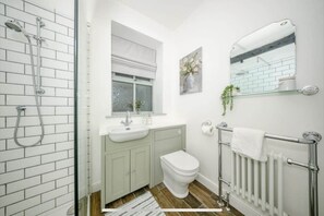 Shower, hair dryer, towels, soap - Luxury Cottage Settle (Settle)