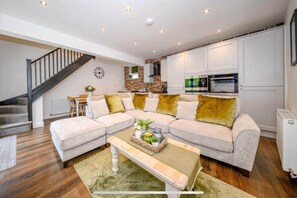 Smart TV, books - Luxury Cottage Settle (Settle)
