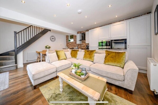 Smart TV, books - Luxury Cottage Settle (Settle)