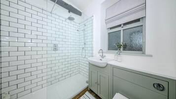 Douche, sĂšche-cheveux, serviettes fournies, savon