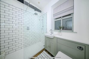 Shower, hair dryer, towels, soap - Luxury Cottage Settle (Settle)