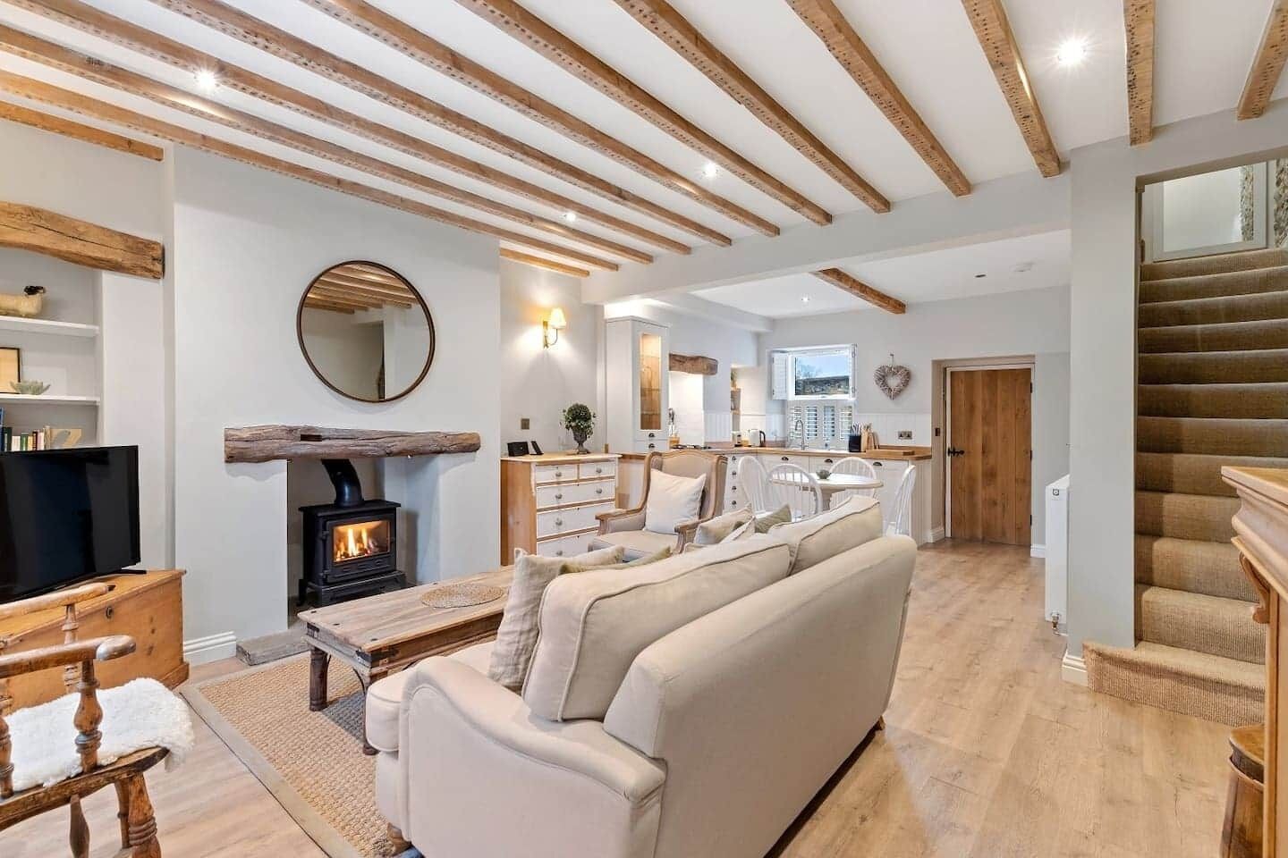 Smart-TV, Kamin, Bücher