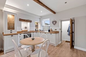 Fridge, microwave, oven, stovetop - Luxury Cottage Gargrave (Gargrave)