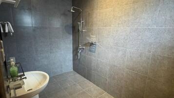 Familie tweepersoonskamer, uitzicht op lagune | Badkamer | Een douche, gratis toiletartikelen, pantoffels, handdoeken