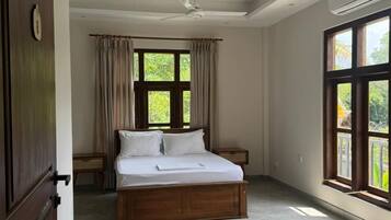 Familie tweepersoonskamer, uitzicht op lagune | Een bureau, een laptopwerkplek, gratis wifi