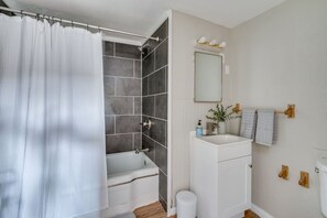 Sèche-cheveux, serviettes fournies, savon, shampoing