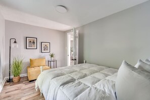 Desk, travel cot, WiFi